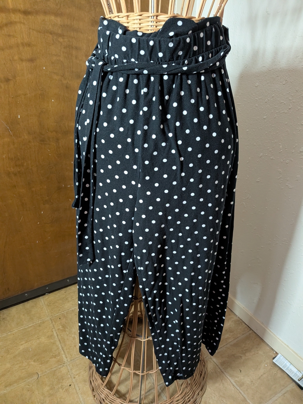 Black & White Polka Dot Tie-Waist Capris